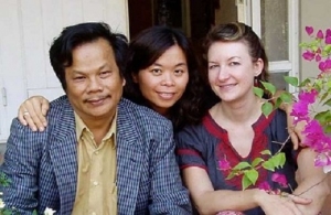 Từ trái sang: Các nhà thơ Trần Quang Quý, Nguyễn Phan Quế Mai và J.fossenbell