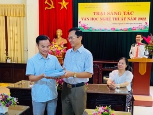 Nhà thơ Lê Cảnh Nhạc - P. Chủ tịch thường trực Hội trao bản thảo tác phẩm của các nhà văn dự trại cho đại diện Nhà sáng tác.