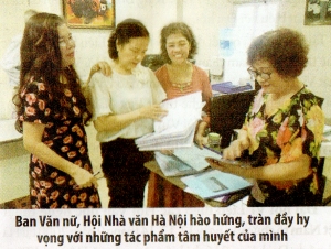 Ban Nhà văn nữ Hội Nhà văn Hà Nội nhận Giải thưởng Cuộc thi tìm hiểu 75 năm xây dựng và phát triển Liên hiệp các Hội Văn học nghệ thuật Việt Nam