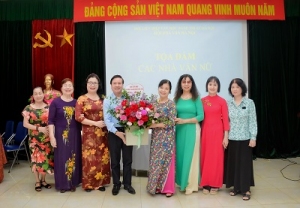 NSND Trần Quốc Chiêm - Chủ tịch Hội LHVHNT Hà Nội tới dự, tặng hoa và chụp ảnh kỷ niệm