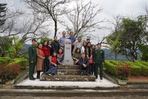 Lưu niệm vùng cán bộ chiến sĩ bên mốc tượng trưng ở đồn biên phòng Bạch Đích, Hà Giang