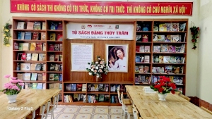 Ban công tác Nhà văn nữ Hà Nội trao tặng sách tại Ninh Bình