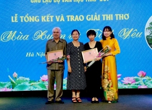 Nhà thơ Nguyễn Thị Mai - Ủy viên BCH Hội Nhà văn HN với các tác giả được giải.