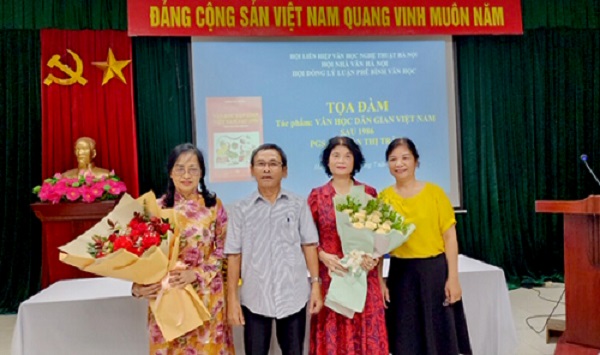 BCH Hội tặng hoa hai tác giả trong buổi Tọa đàm