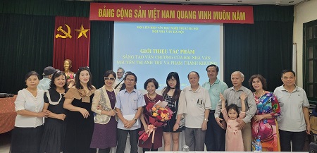 Nhà văn Phạm Thanh Khương (thứ 3 từ phải sang) và nhà văn Nguyễn Thị Anh Thư (người ôm hoa) chụp ảnh kỷ niệm cùng bạn văn.