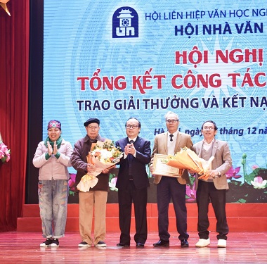 Nhà văn Ma Văn Kháng ( người thứ 2 từ trái sang) nhận Tặng thưởng thành tựu văn học trọn đời và Nhà văn Vũ Bình Lục ( người thứ 4 từ trái sang) nhận Giải thưởng văn học Hà Nội năm 2023.