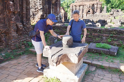 Bên linh vật Linga và Yoni ở Mỹ Sơn