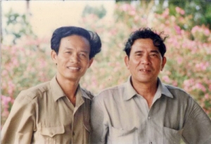 Nhà văn Lê Lựu (bên phải)