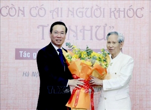 Chủ tịch nước Võ Văn Thưởng tặng hoa tác giả trong buổi giới thiệu sách