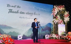 Nhà thơ Nguyễn Xuân Việt phát biểu tại lễ ra mắt.