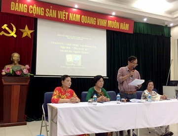 Nhà thơ Nguyễn Việt Chiến và 3 nhà thơ nữ trong buổi tọa đàm. Ảnh Trần Phương Trà