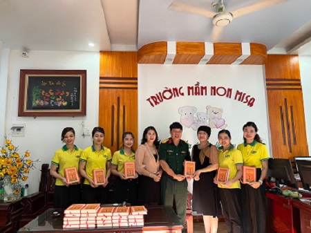 Nhà văn Phùng Văn Khai cùng các giáo viên Trường mầm non Misa