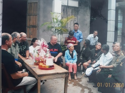Ông Lê Ninh,người mặc quân phục không đội mũ bên phải ảnh Bà Thanh người phụ nữ giửa ảnh cùng bốn người con trai của phi công Mỹ bị bắt và một số đồng đội C4 ( chụp lại từ ảnh gia đình)