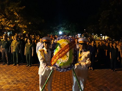 1 Lễ chào cờ, mặc niệm tại buổi tri ân các anh hùng liệt sĩ tại bến phà Quán Hàu
