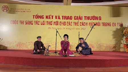 Các nghệ nhân CLB Ca trù Thái Hà biểu diễn các tác phẩm đạt giải