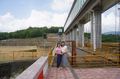 Tác giả (bên trái) trên đập thủy điện Ialy